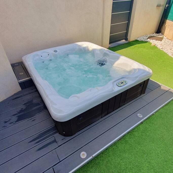 Joli Haut De Villa 3 Chambres Climatise Avec Jacuzzi Marignane Eksteriør bilde
